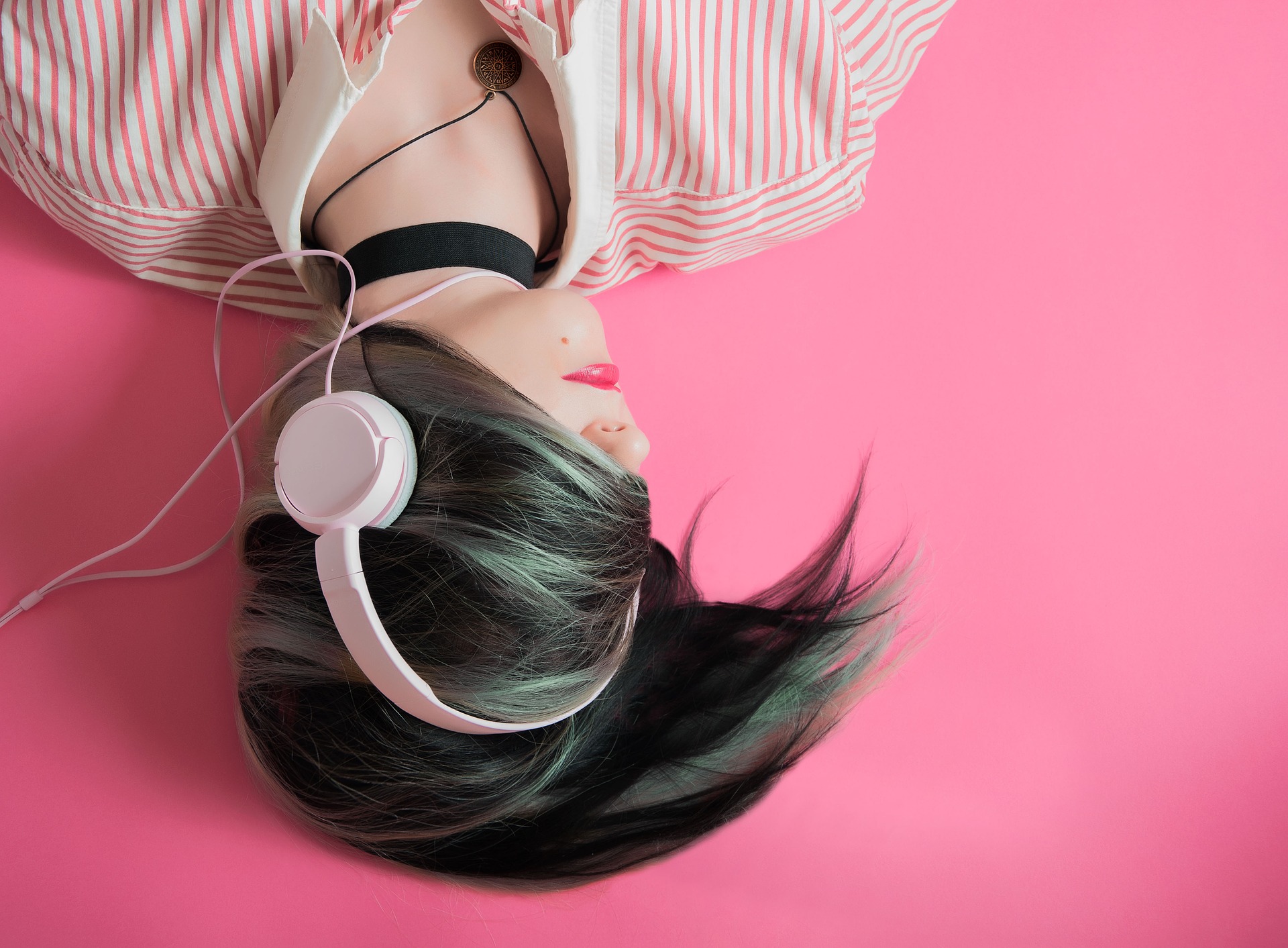 Kvinde hører musik i høretelefoner